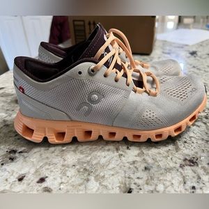 Women’s on cloud shoes size 6